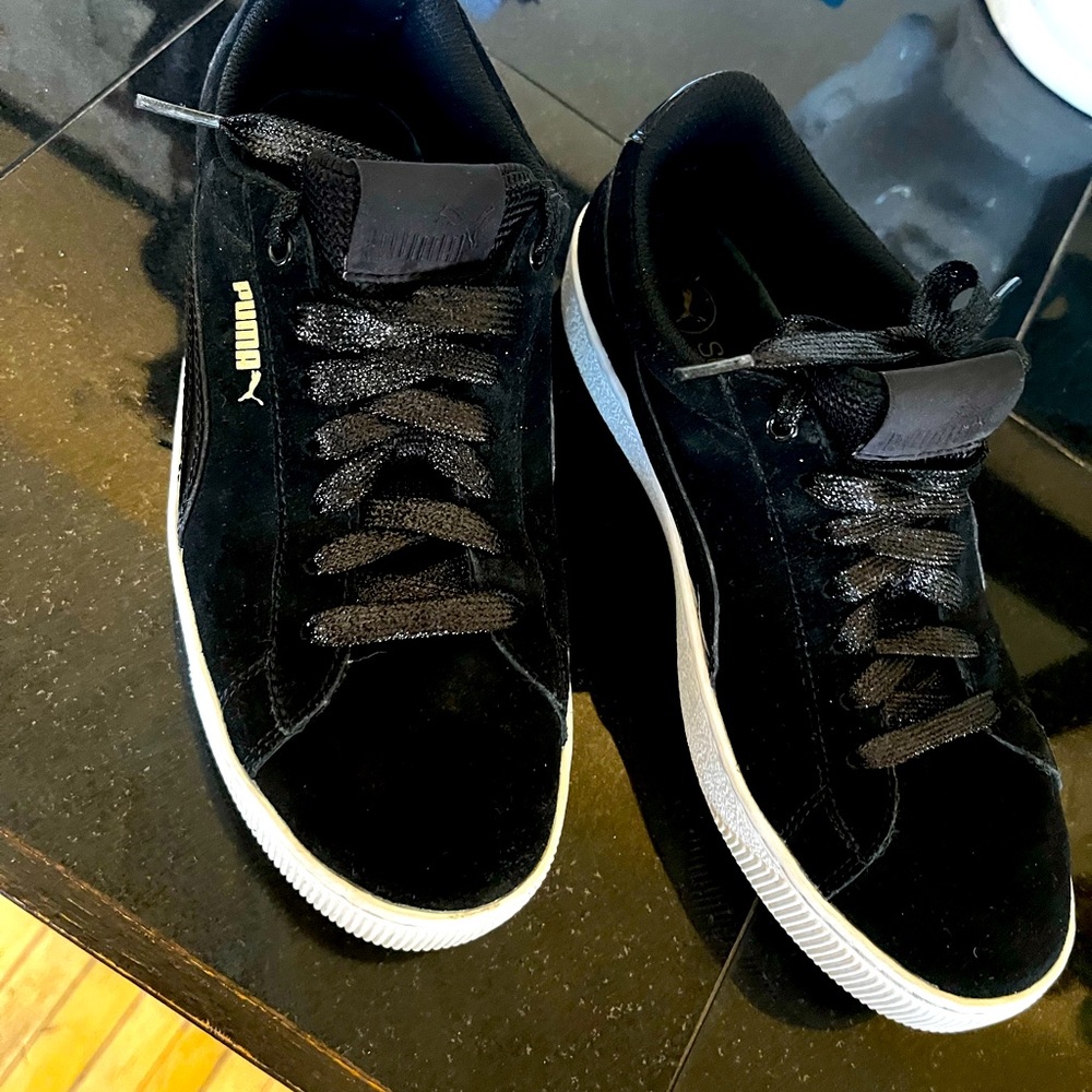 Sz 8 Puma sneaks. NWOT. Super nice